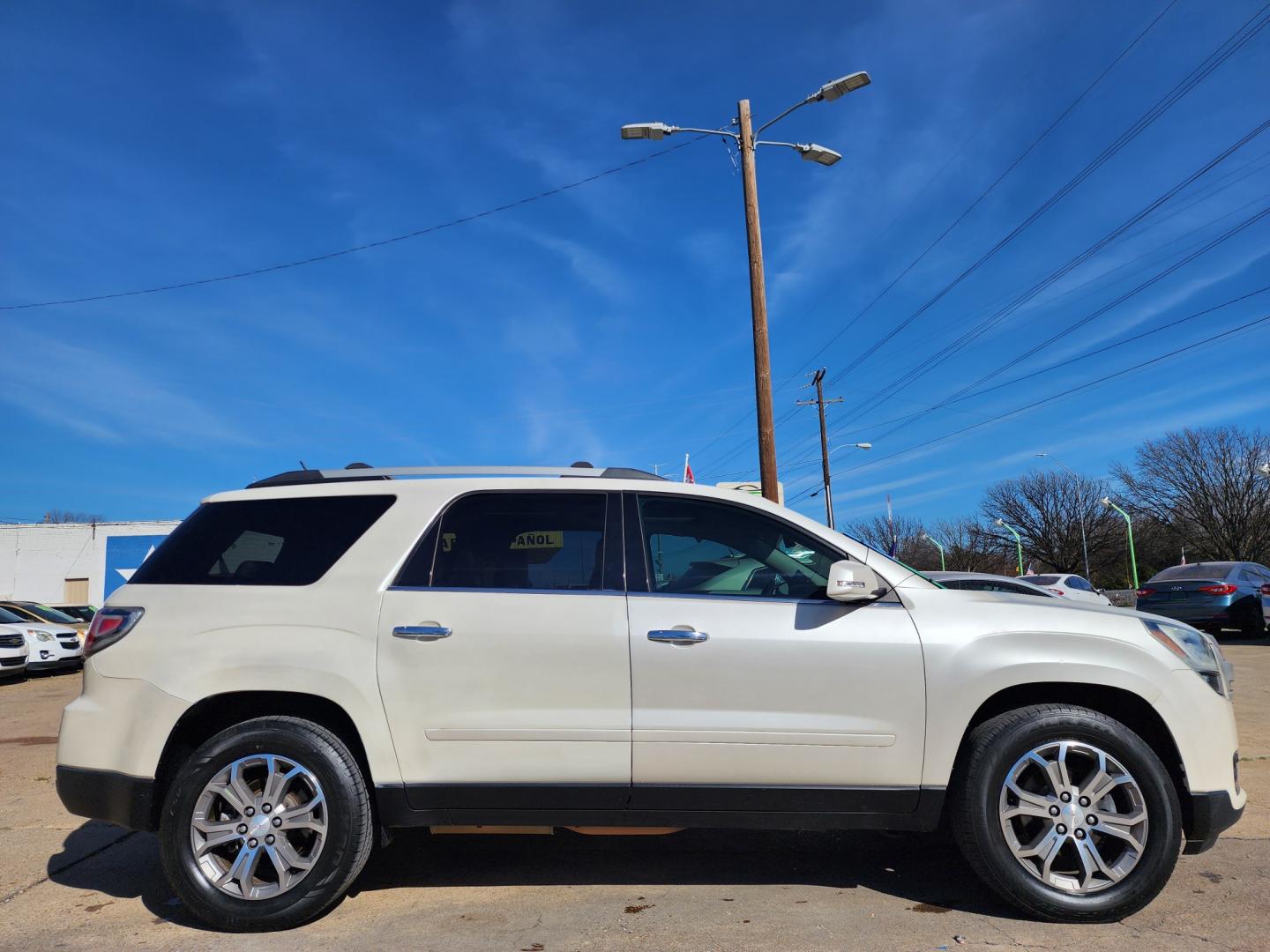 2014 DIAMOND WHITE /CAPPUCCINO GMC Acadia SLT (1GKKRRKD0EJ) , AUTO transmission, located at 2660 S.Garland Avenue, Garland, TX, 75041, (469) 298-3118, 32.885551, -96.655602 - Photo#2